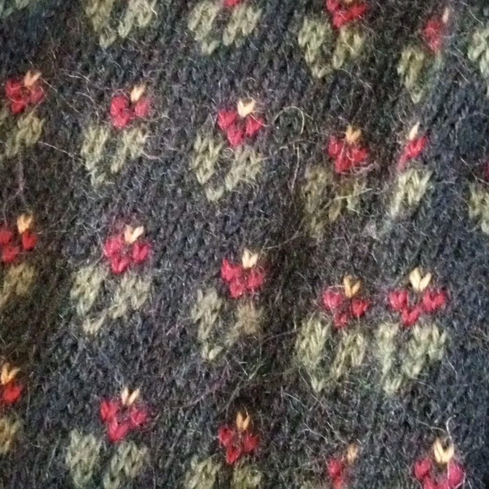 Vitabella Norway mohair Christmas cactus sweater **missing buttons** - Picture 2 of 8